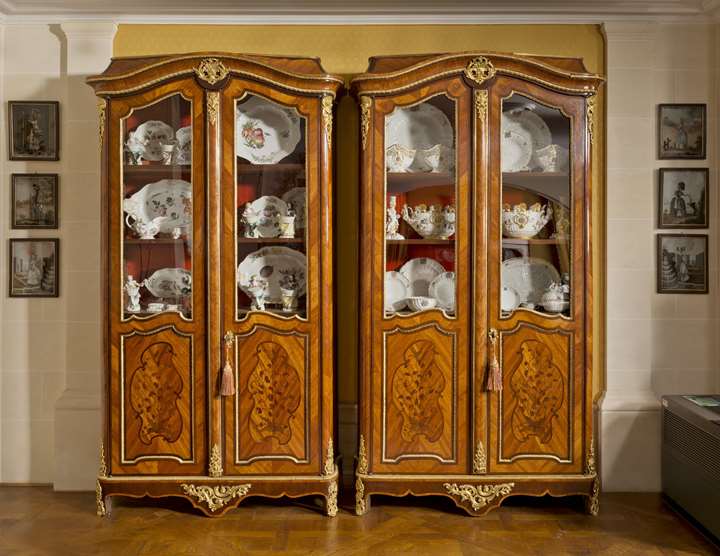 A pair of library cabinets (bibliothèques)